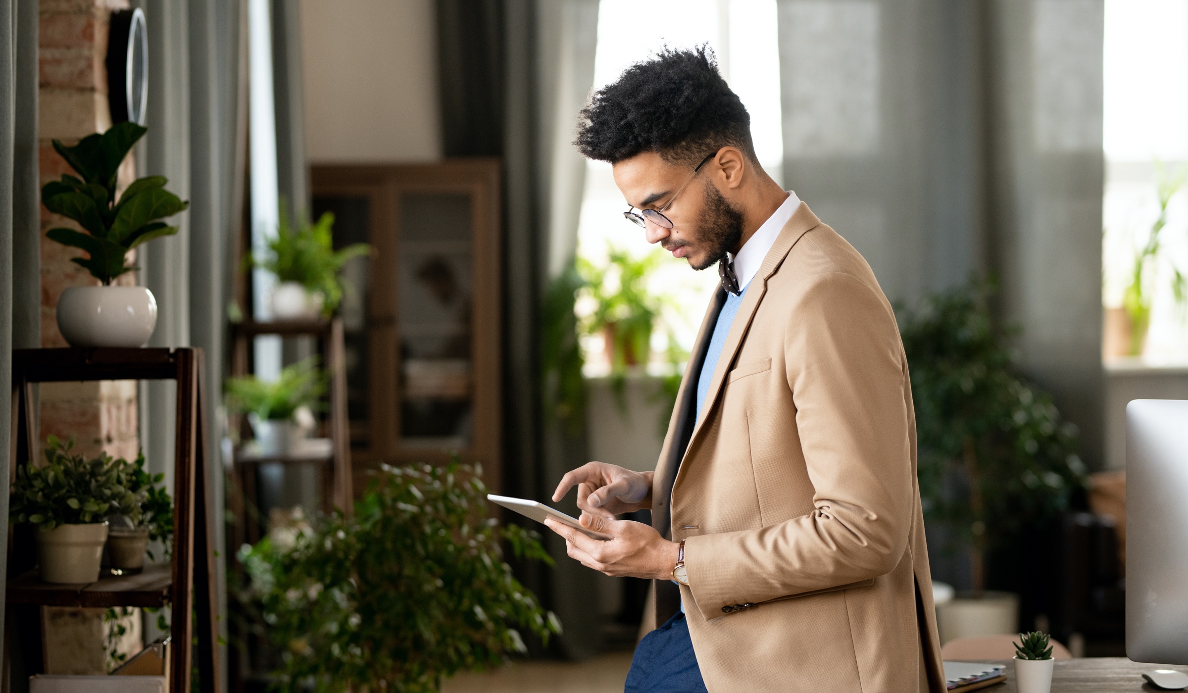 Person looking at his personalize invoice email